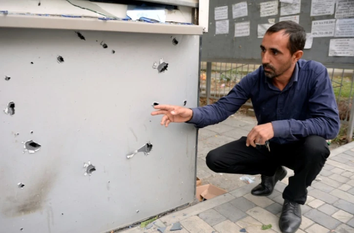 Un kiosque endommagé par des éclats d'obus à Tatar, en Azerbaïdjan, le 28 septembre 2020
