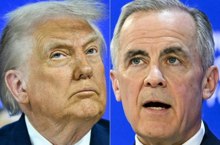 Combinaison d'images montrant, à gauche, le président américain Donald Trump à Davos, en Suisse, le 22 janvier 2026, et, à droite, le Premier ministre canadien, Mark Carney, dans la même ville, le 20 janvier 2026
 US President Donald Trump on January 24, 2026, warned Canada that if it concludes a trade deal with China, he will impose a 100 percent tariff on all goods coming over the border. If Canadian Prime Minister Mark Carney "thinks he is going to make Canada a 'Drop Off Port' for China to send goods and products into the United States, he is sorely mistaken," Trump wrote on his Truth Social platform.

