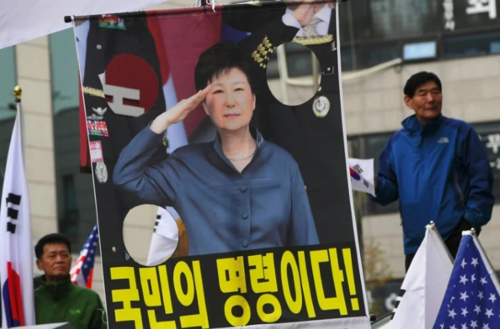 Une photo de l'ex-présidente sud-coréenne Park Geun-hye lors d'un rassemblement pour demander sa libération, devant le tribunal de Séoul, le 6 avril 2018