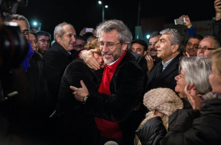 Le rédacteur en chef du journal turc Cumhuriyet, Can Dündar, à sa sortie de prison le 26 février 2016 à Istanbul
