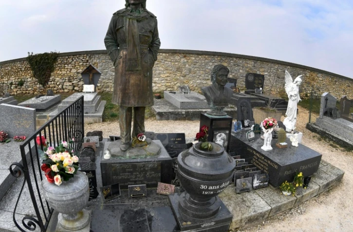 La tombe de Claude François au cimetière de Dannemois (le 27 février 2018) en Essonne, passage obligé des fans à l'occasion du 40è anniversaire de la mort du chanteur.