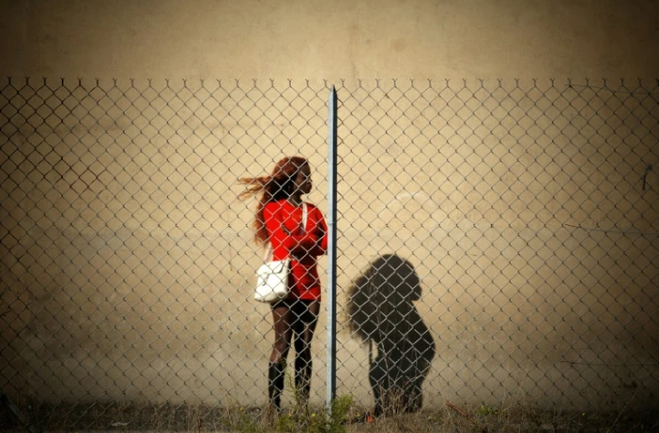 Des centaines de jeunes Nigérianes en quête d'une vie meilleure, finissent, après un voyage traumatisant, sous la coupe d'un réseau de prostitution