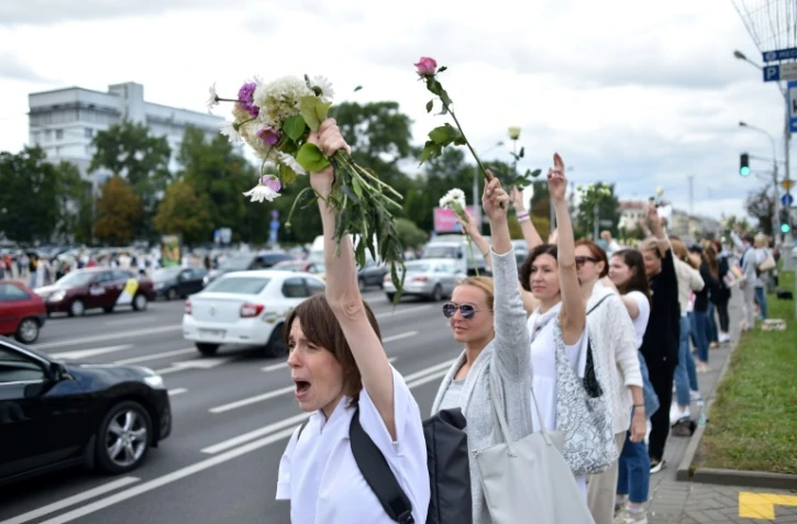 Des femmes protestent le 13 août 2020 à Minsk contre la répression violente des manifestations
