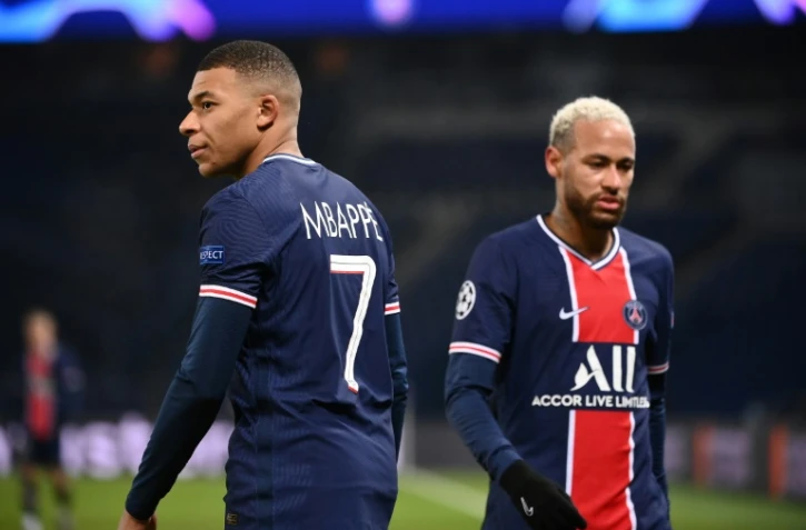 Les attaquants du Paris-SG, le Français Kylian Mbappé (g) et le Brésilien Neymar, lors du match de groupes de la Ligue des champions face à l'Istanbul Basaksehir, au Parc des Princes, le 9 décembre 2020
