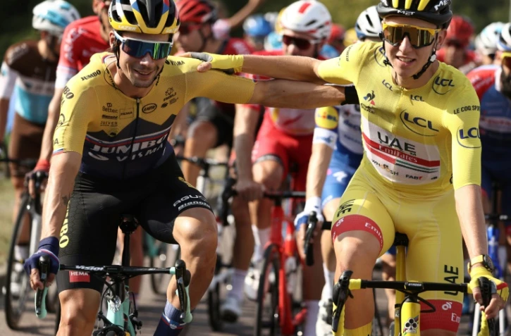 Les Slovènes Primoz Roglic (g) et Tadej Pogacar, maillot jaune, au départ de la dernière étape du Tour de France, le 20 septembre 2020 entre Mantes-la-Jolie et les Champs Elysées