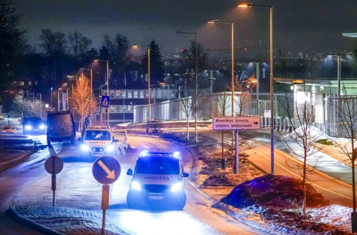 Des véhicules de police garés à l'extérieur de l'ambassade américaine cible d'une explosion, le 8 mars 2026 à Oslo