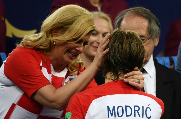 La présidente croate Kolinda Grabar-Kitarovic réconforte Luka Modric après la défaite en finale du Mondial face à la France, le 15 juillet 2018 à Moscou
