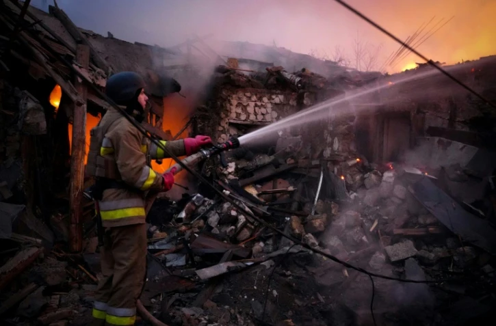 Un secouriste tente d'éteindre un incendie après une attaque de drone à Mykolaïv (Ukraine) le 17 novembre 2024