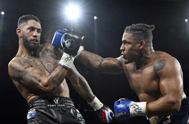 Tony Yoka (à gauche) lors de sa défaite contre le Belge Ryad Merhy à Roland-Garros le 9 décembre 2023