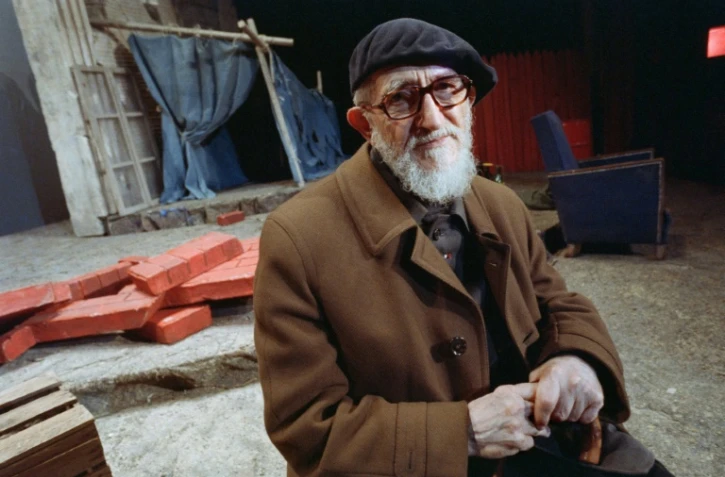L'Abbé Pierre pose le 13 décembre 1988 dans un théâtre à Paris