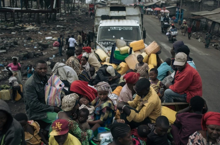 Des déplacés de guerre montent à bord de camions pour quitter les camps de Goma, le 2 février 2025
