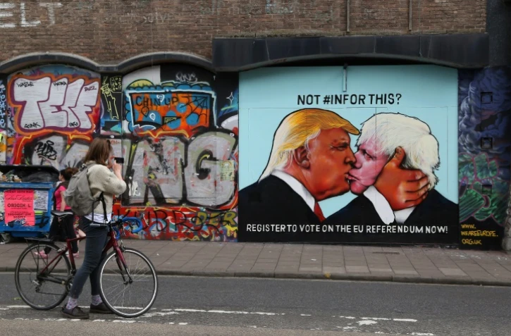 Graffiti représentant le candidat républicain à la présidentielle américaine Donald Trump (g) embrassant le maire de Londres Boris Johnson, peint par un mouvement pro-UE sur un mur de Bristol au sud-ouest de l'Angleterre, photographié le 24 mai 2016