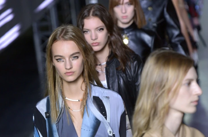 Des mannequins défilent pour Louis Vuitton, le 7 octobre 2015 à Paris