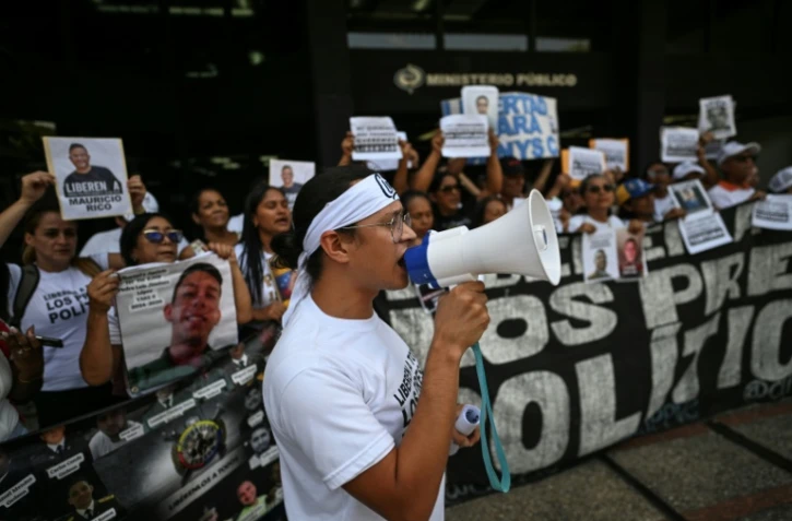 "Il n’y a pas de liberté !", proteste Diego Casanova, 30 ans, au mégaphone devant le Parquet à Caracas, le 28 mai 2026