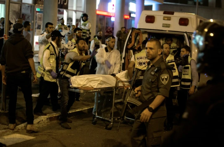 Des ambulanciers transportent le corps d'un Israélien, le 21 octobre 2015 à Jérusalem