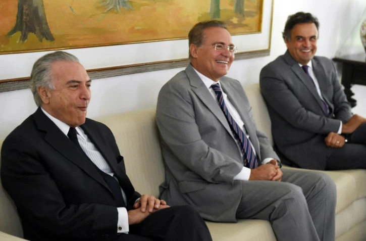 Le vice-président brésilien Michel Temer (G) et le président du Sénat Renan Calheiros (C), le 27 avril 2016 à Brasilia