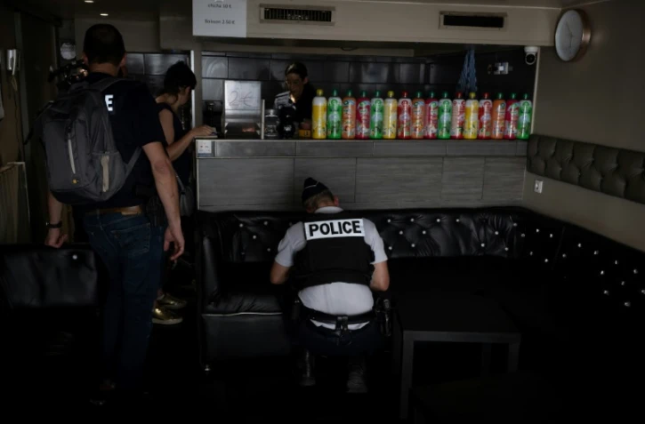 Des douaniers et policiers inspectent un bar à chica lors de "l'Opération Colbert" de lutte contre le trafic de tabac, le 1er juin 2023 à Lyon