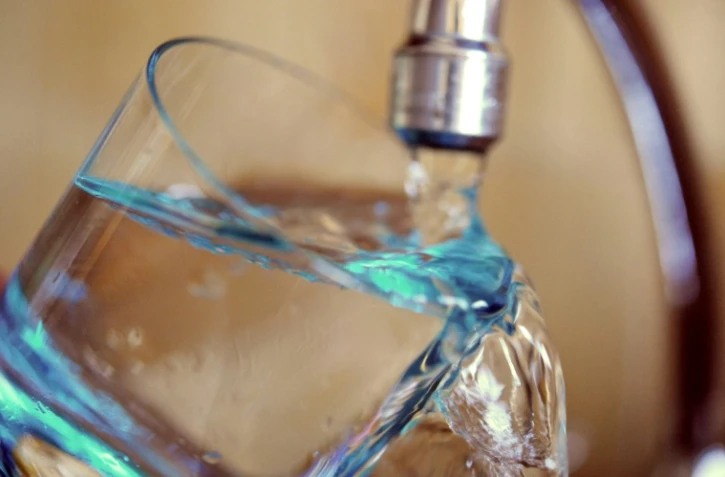 La régie chargée de l'eau à Paris a porté plainte contre X pour pollution de son réseau d'eau potable aux polluants éternels (ou PFAS), afin que les fabricants de ces substances supportent le surcoût de la décontamination