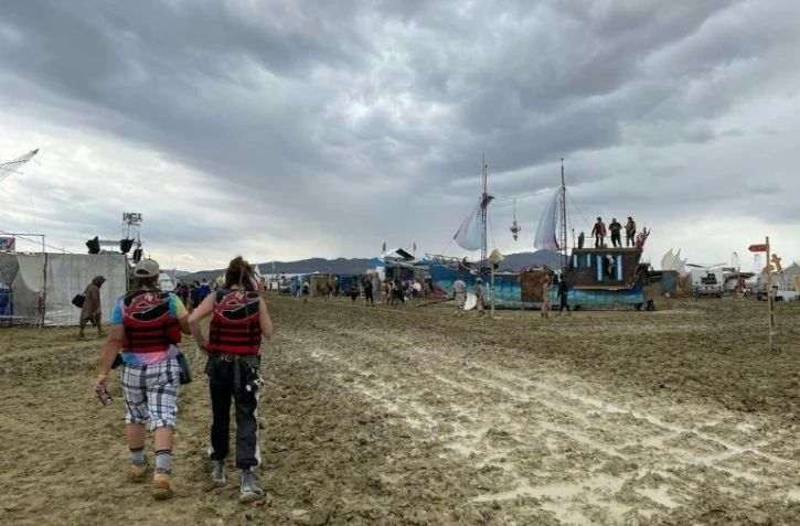 Des festivaliers observent le site du Burning Man, le 2 septembre 2023