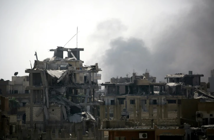 De la fumée au-dessus de la ville de Raqa lors de combats contre l'EI, le 15 août 2017 en Syrie