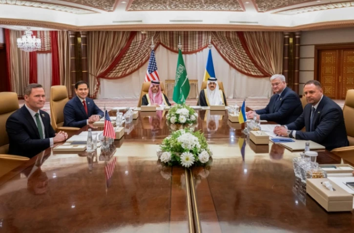 Le secrétaire d'État américain Marco Rubio (2e à gauche), le conseiller à la sécurité nationale américain Mike Waltz (à gauche), le ministre ukrainien des Affaires étrangères Andriy Sybiga (3e à droite), le chef du bureau présidentiel ukrainien Andriy Yermak (2e à droite) et le ministre ukrainien de la Défense Rustem Umerovto (à droite) en réunion à Djeddah en présence du ministre saoudien des Affaires étrangères Faisal bin Farhan et du conseiller à la sécurité nationale Mosaad bin Mohammad al-Aiban, le 11 mars 2025