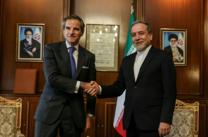Le chef de l'Agence internationale de l'énergie atomique (AIEA) Rafael Grossi (g) et le ministre iranien des Affaires étrangères Abbas Araghchi, le 14 novembre 2024 à Téhéran