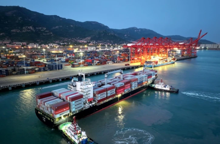 Un porte-conteneurs arrive dans le port de Lianyungang, dans la province chinoise de Jiangsu, le 2 mai 2025