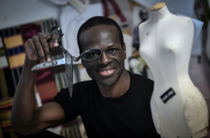 Le couturier Imane Ayissi pose dans son atelier à Paris, le 6 janvier 2020