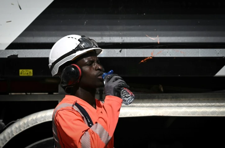Un ouvrier se désaltère près d'une rame de tramway à Bordeaux, le 29 juillet 2024