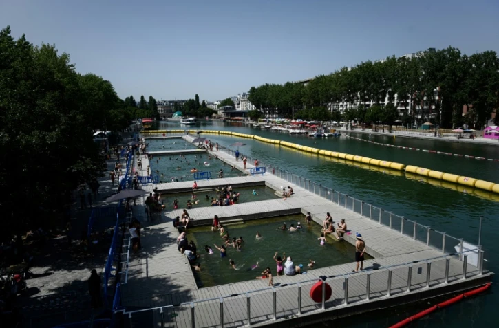 Des miroirs d'eau comme le canal de l'Ourcq à Paris le 25 juillet 2019 permettent de faire baisser la température en cas de canicule
