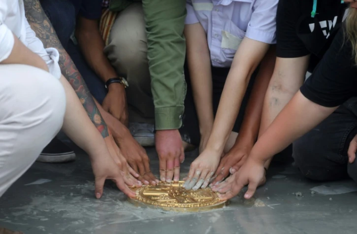 "Plaque du Peuple" cimentée par des militants pro-démocratie à Sanam Luang, une place royale proche du Grand Palais dans le centre de Bangkok, devant plusieurs milliers d'opposants encore présents, le 20 septembre 2020