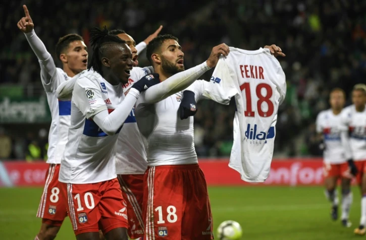 Le milieu de Lyon Nabil Fekir provoque les supporters de Saint-Etienne en exhibant son maillot lors du derby à Geoffroy-Guichard, le 5 novembre 2017
