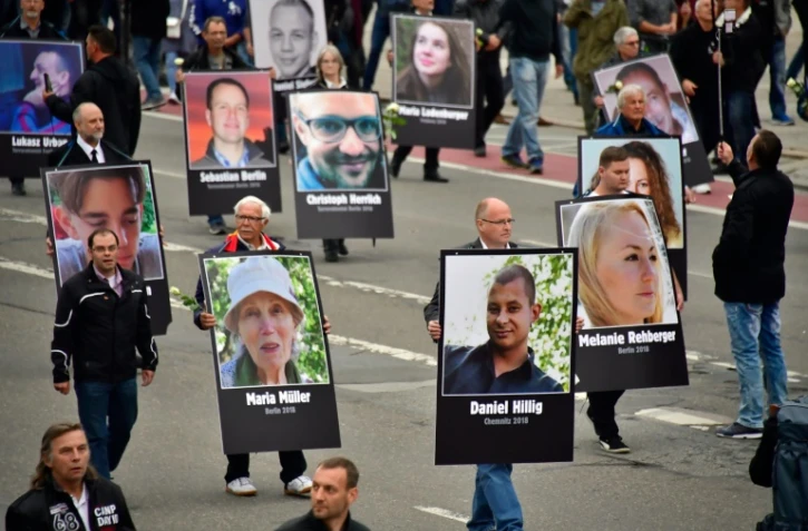 Portraits de victimes de crimes commis par des étrangers, brandis lors d'une manifestation organisée par le parti anti-immigration AfD en réaction au meurtre présumé d'un Allemand par deux demandeurs d'asile, à Chemnitz le 1er septembre 2018