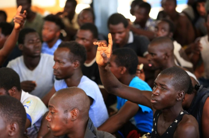 Des migrants dans une base navale de Tripoli, après avoir été secourrus par les garde-côtes libyens, le 24 juillet 2017