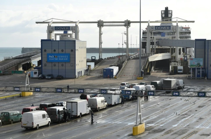 Une longue file de véhicule attend de monter sur un ferry au port de Douvres le 24 décembre 2020