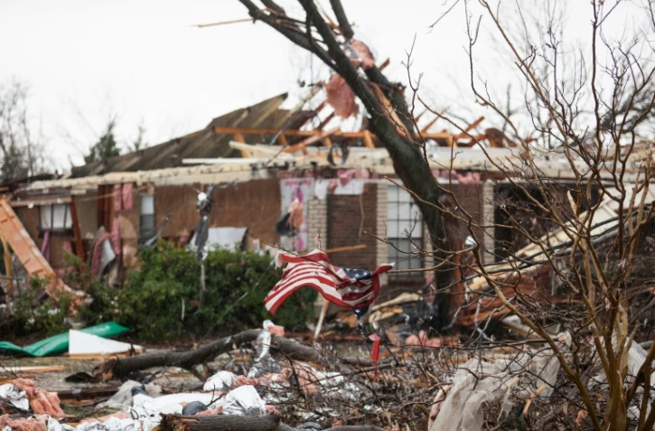 Le drapeau américain au milieu de maisons détruites le 27 décembre 2015 à Rowlett au Texas