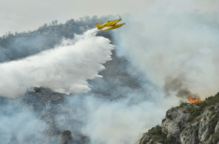 Un avion bombardier d'eau lutte contre un incendie près d'Artesa de Segre, en Catalogne, le 16 juin 2022