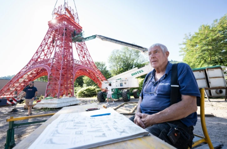 L'entrepreneur alssacien Jean-Claude Fassler devant la réplique à l'échelle 1/10e de la tour Eiffel, le 26 août 2025 à Sainte-Croix-aux-Mines, dans le Haut-Rhin