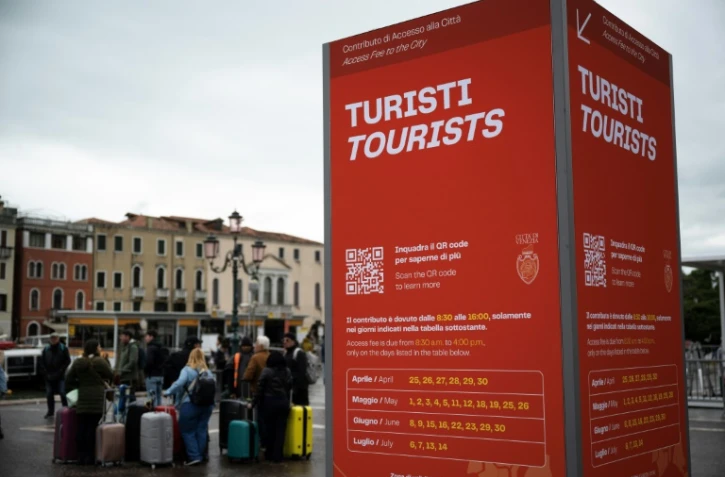 Un panneau d'information sur le prix d'un billet d'entrée à la journée pour les touristes, près de la gare Santa Lucia, à Venise, le 24 avril 2024