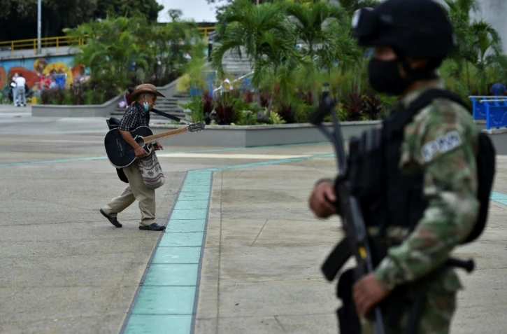 Un soldat colombien monte la garde dans une rue de Cali, le 29 mai 2021