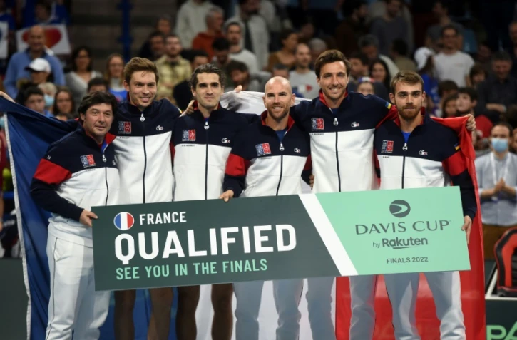La joie de l'équipe de France de tennis, qualifiée pour la phase finale de la Coupe Davis, après sa victoire face à l'Equateur, le 5 mars 2022 au Palais des Sports de Pau