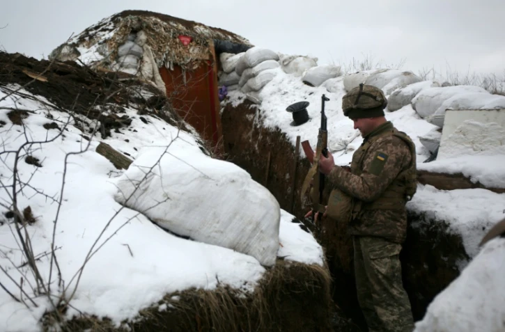 Un soldat ukrainien monte la garde devant une zone tenue par des séparatistes pro-russes près du village de Zoloté dans la région de Lougansk, le 21 janvier 2022