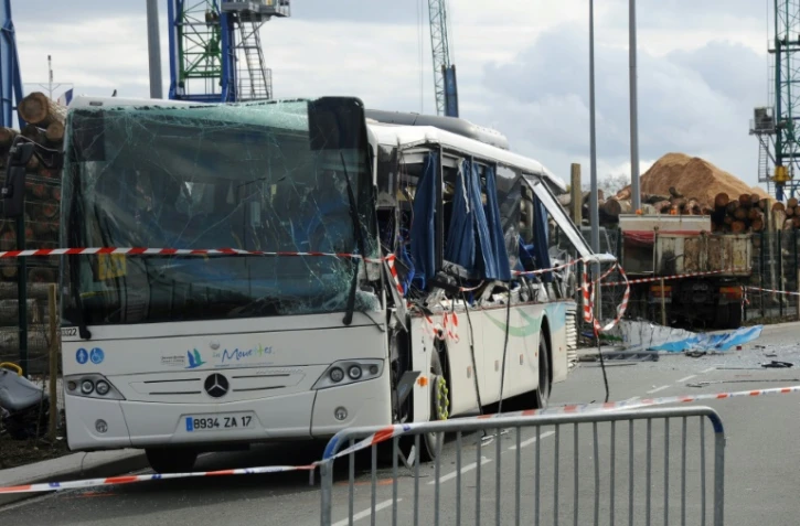 Le bus scolaire dans lequel sont décédés six adolescents lors d'une collision avec un camion-benne, le 11 février 2016, à Rochefort