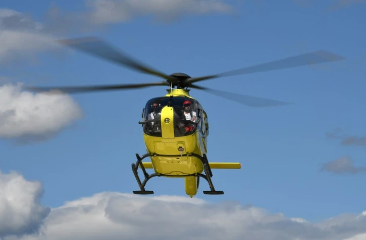 Un hélicoptère transporte le coureur britannique Chris Froome vers un hôpital après sa chute lors de la reconnaissance de la 4e étape du Dauphiné, le 12 juin 2019 à Roanne