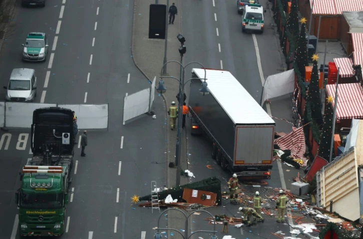 Le camion conduit par le Tunisien Anis Amri qui a roulé dans la foule du marché de Noël de Berlin, tuant 12 personnes, est emmené le 20 décembre 2016 du lieu de l'attentat 