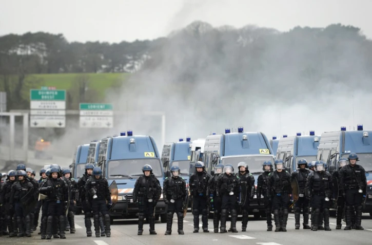 Des gendarmes mobiles sur la RN 165, bloquée près de Lorient par des agriculteurs, pour protester contre la chute des cours du lait et de la viande, le 25 janvier 2016