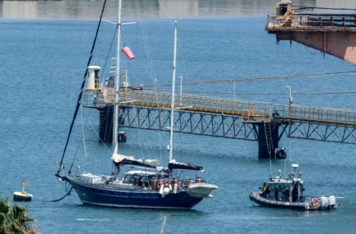 Le Madleen au mouillage dans le port israélien d'Ashdod, sous surveillance de la marine israélienne, le 10 juin 2025