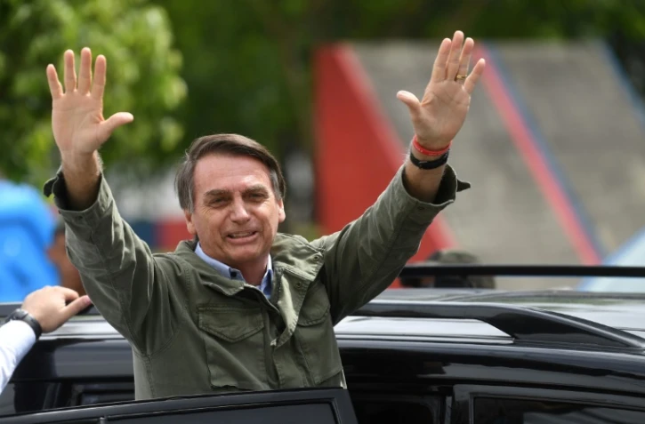 Le président brésilien élu Jair Bolsonaro salue ses partisans à Rio, le 28 octobre 2018, jour du second tour de la présidentielle