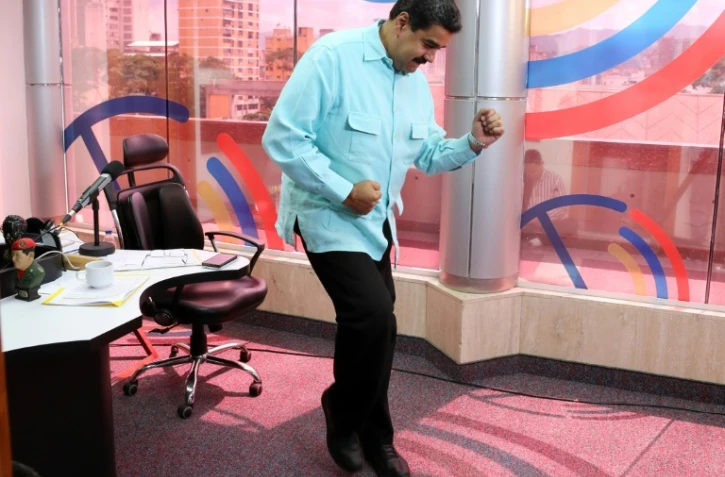 Une photo fournie par la présidence vénézuélienne de Nicolas Maduro dansant lors d'une émission de radio à Caracas, le 1er novembre 2016