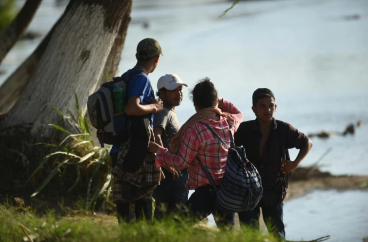 Des migrants honduriens se dirigeant vers les Etats-Unis ont franchi le 18 janvier 2019 la frontière entre le Guatemala et le Mexique